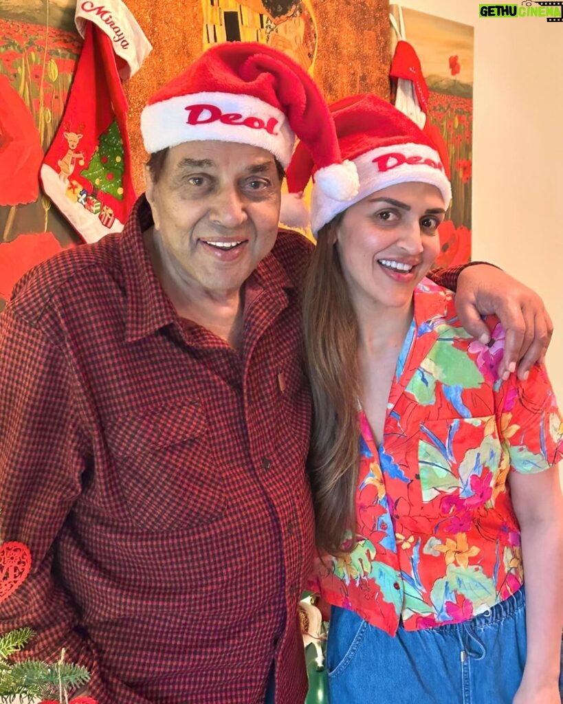 Esha Deol Instagram - Merry Christmas 🎄 ♥️🧑🏻‍🎄🎅🏼♥️🧿 @aapkadharam ♥️♥️♥️🧿 @babblewrap_gift we ♥️the Santa टोपी #merrychristmas #santaclaus #love #joy #family #fatherdaughter #mondaymotivation #gratitude ♥️🧿