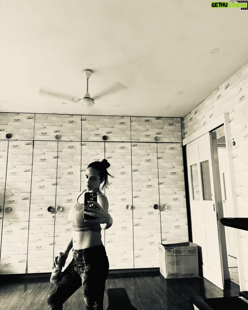 Esha Deol Instagram - & I see it slowly but surely 💪🏼🧿 “No pain no gain” is our fitness mantra है ना मेरे @fitnesswithsatya #keepgoing #keeptrying #stayfit #abs #absworkout #eshadeol #gratitude 🧿♥