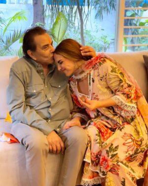 Esha Deol Instagram - Happy birthday my darling papa 🤗😘🧿♥️ love you.. I pray for you to always be happy,healthy & strong 💪🏼♥️🧿👍🏼 I just love you so much 😍🧿 

@aapkadharam #happybirthday #fatherdaughter #happybirthdaydharmendra #loveyou #gratitude ♥️🧿
