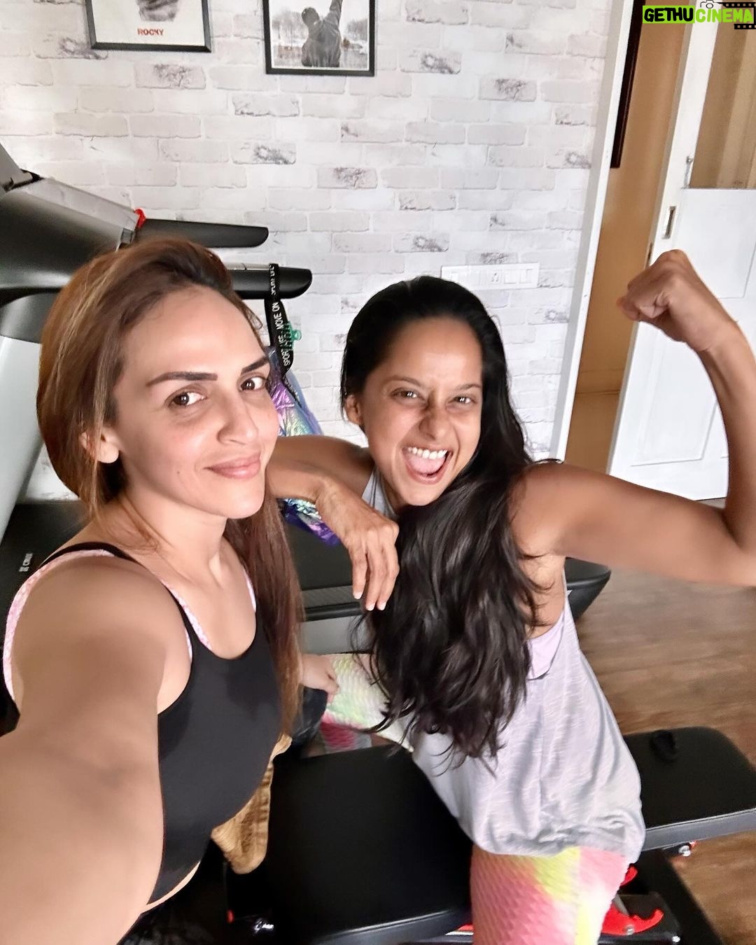 Esha Deol Instagram - These days our hangouts are workouts.. when ur bff is in town you become her trainer πͺπΌβ₯οΈπ§Ώπ€ @chefchinuvaze I hope ur sore tomorrow π€£ππ» #workitbaby #bff #workout #fitnessmotivation #gratitude β₯οΈπ§Ώ
