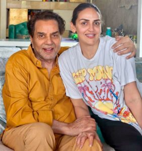 Esha Deol Instagram - Love , happiness , good health & strength to all from our family to yours ♥️♥️🧿👍🏼😊🙏🏼 #happydiwali #happynewyear #family #friends #love #gratitude ♥️🧿