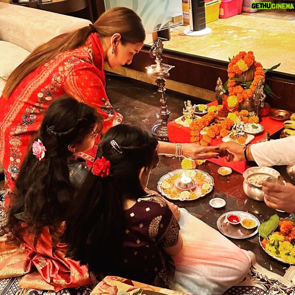Esha Deol Instagram - Happy Diwali 🪔♥️🪔♥️🪔♥️🧿♥️🙏🏼♥️ #happydiwali #diwalipooja #homesweethome #gratitude ♥️🧿