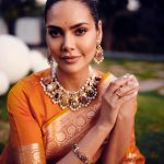 Esha Gupta Instagram – एक चेहरा है जो आँखों में बसा रहता है
इक तसव्वुर है जो तन्हा नहीं होने देता

नानी की साड़ी
Jewels @amarisbyprernarajpal 
Photographed by @luvechristianjournal 
Hmu by me
#chitrabhartifilmfestival Panchkula  Haryana India