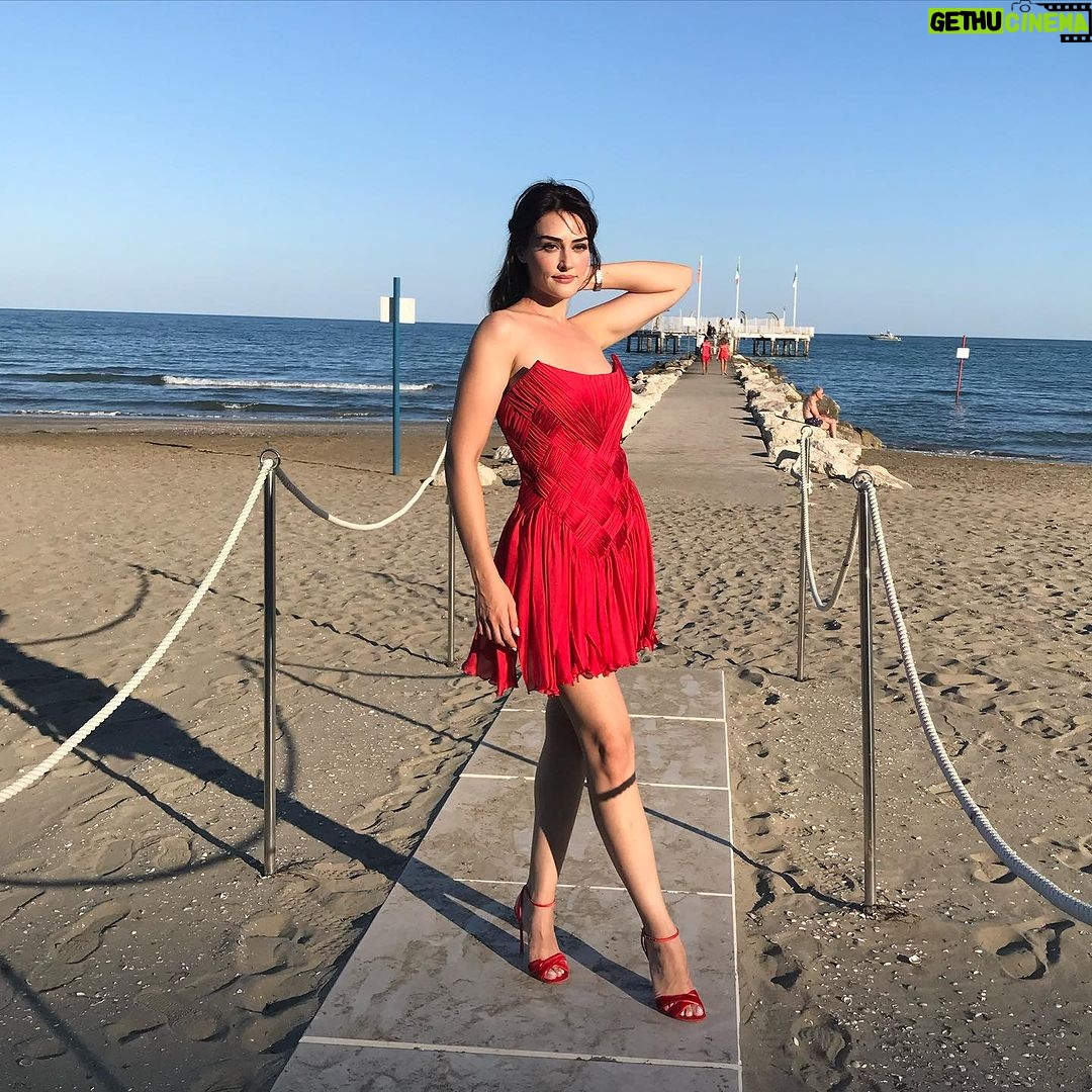 Esra Bilgiç Instagram - @elle_italia ♥️ Lido di Venezia