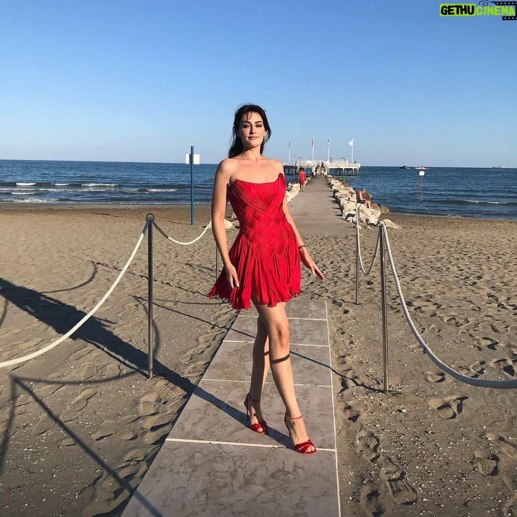 Esra Bilgiç Instagram - @elle_italia ♥️ Lido di Venezia