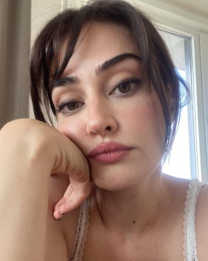 Esra Bilgiç Instagram - ♥️