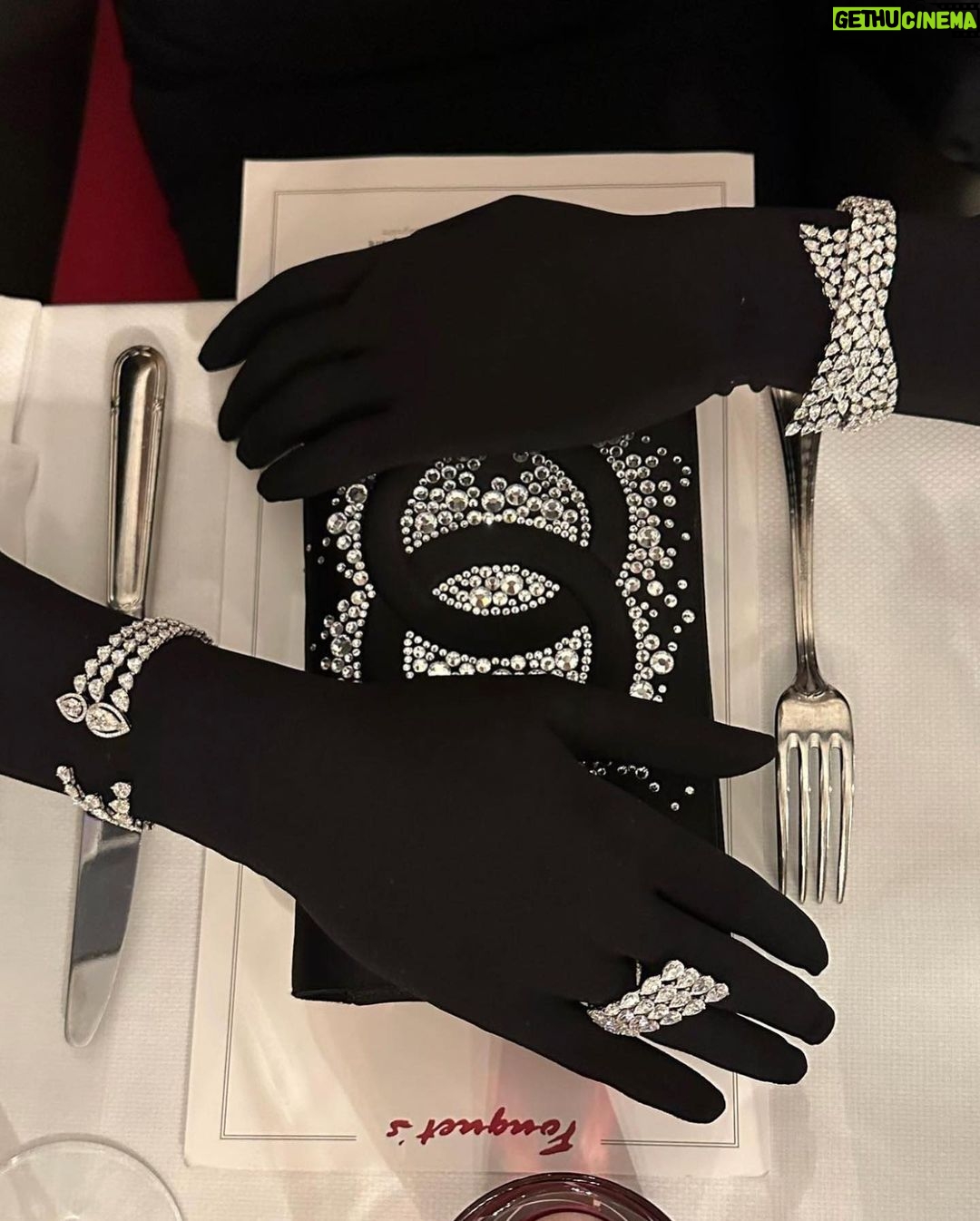 Esra Bilgiç Instagram - 🖤 Hôtel Barrière Le Majestic Cannes