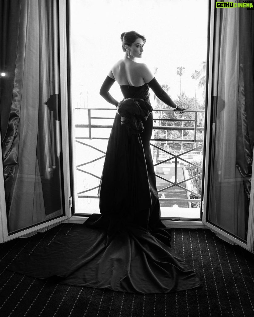 Esra Bilgiç Instagram - Cannes at his Ultimate 💫🖤💎 with @esbilgic 🖤 @messikajewelry @charlottetilbury @ozlemsuer @serhatsenn 💫💫 #cannes2023 #esrabilgiç #nicolasgerardin