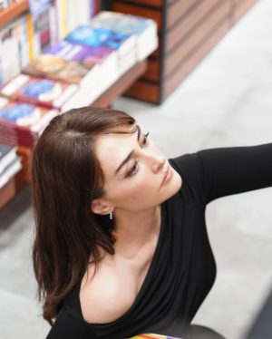 Esra Bilgiç Instagram - 