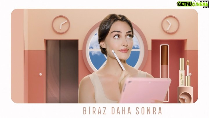 Esra Bilgiç Instagram - Flormar Stay Perfect Concealer ile #GünBoyuKusursuz görünmeye hazır mısın? 😍 24 saate kadar kalıcı, nemlendiren formülü ile cildinde pürüzsüz taze bir görünüm elde etmende yardımcı olur, jumbo aplikatörü sayesinde tüm yüze uygulanabilir, çizgilenme ve birikme yapmaz. Gün boyu süren kusursuz görünümüne ulaşmak için sen de hemen Stay Perfect Concealer’ı dene! @flormarturkiye 😇 #flormartürkiye #flormar #stayperfectconcealer