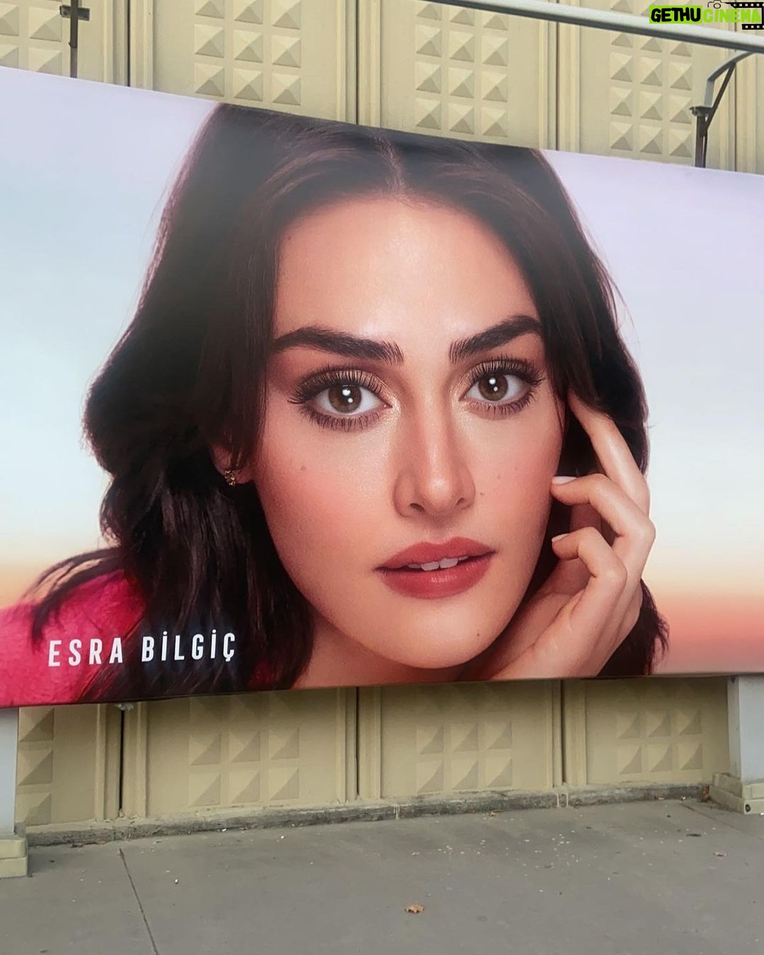Esra Bilgiç Instagram - Duygulanmak hakkım bence. @flormarturkiye 🥹💘 (Fotoğraf az önce @jiyankizilboga Jiyan’ımdan geldi.)
