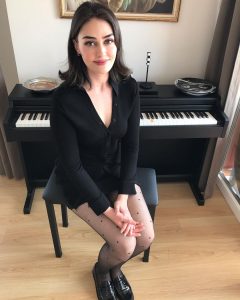Esra Bilgiç Instagram - Uzun bir aradan sonra yeniden buluştuk.🎹 #sadecebaşlangıçlarvardır
