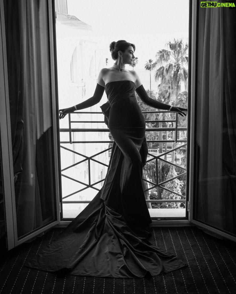 Esra Bilgiç Instagram - Cannes at his Ultimate 💫🖤💎 with @esbilgic 🖤 @messikajewelry @charlottetilbury @ozlemsuer @serhatsenn 💫💫 #cannes2023 #esrabilgiç #nicolasgerardin
