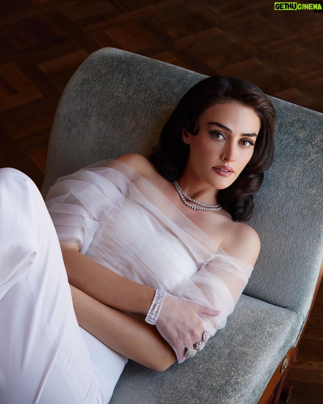 Esra Bilgiç Instagram - 🍸 @lofficielturkiye 🤍