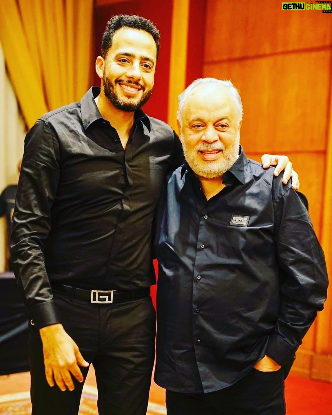 Essam Elsakka Instagram - احتفالية صناع وابطال مسلسل وسط البلد ب توقيع الجزء الثاني من المسلسل ربنا يكتب لنا التوفيق والنجاح ✌️✌️💚 #وسط_البلد @mbcmasrtv. @shahid.vod