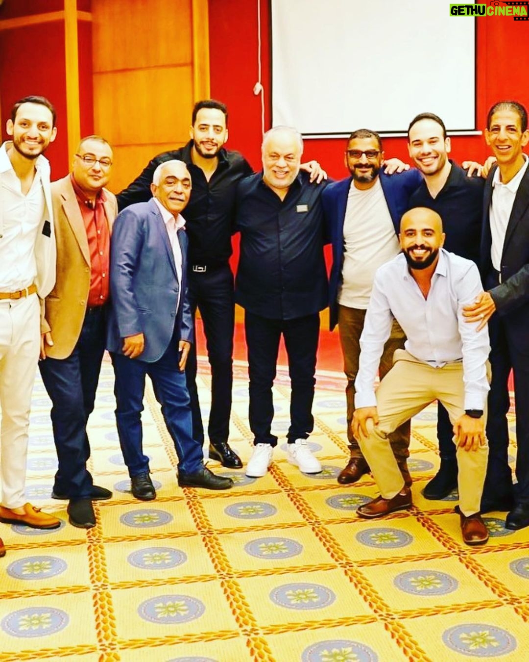 Essam Elsakka Instagram - احتفالية صناع وابطال مسلسل وسط البلد ب توقيع الجزء الثاني من المسلسل ربنا يكتب لنا التوفيق والنجاح ✌️✌️💚 #وسط_البلد @mbcmasrtv. @shahid.vod