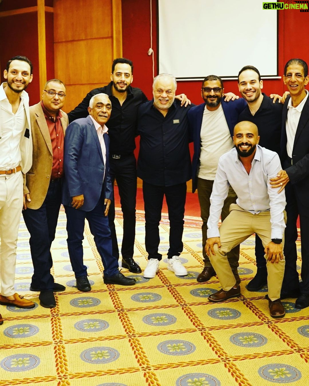 Essam Elsakka Instagram - احتفالية صناع وابطال مسلسل وسط البلد ب توقيع الجزء الثاني من المسلسل ربنا يكتب لنا التوفيق والنجاح ✌️✌️💚 #وسط_البلد @mbcmasrtv. @shahid.vod
