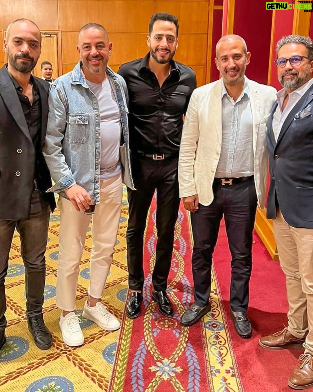 Essam Elsakka Instagram - احتفالية صناع وابطال مسلسل وسط البلد ب توقيع الجزء الثاني من المسلسل ربنا يكتب لنا التوفيق والنجاح ✌️✌️💚 #وسط_البلد @mbcmasrtv. @shahid.vod