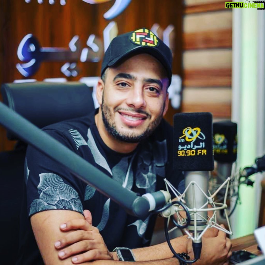Essam Elsakka Instagram - شكر راديو ٩٠٩٠ و شكرا المذيعة الشاطرة المتألقة فاطمة مصطفي …. الحمد لله 🤲❤️ @elradio9090