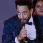 Essam Elsakka Instagram - جائزة افضل ممثل ثاني بتصويت الجمهور متشكر جدا لكل الناس ومبسوط وفرحان بيكم واهديت الجايزة ل الغائب الحاضر مصطفي درويش اللي عايش جوا قلوبنا رحمه الله عليه ♥ #عصام_السقا #مهرجان_القاهرة_للدراما #cairodramafestival @cairodramafestival