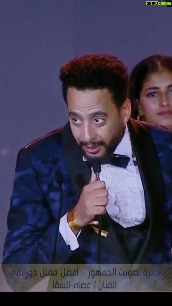 Essam Elsakka Instagram - جائزة افضل ممثل ثاني بتصويت الجمهور متشكر جدا لكل الناس ومبسوط وفرحان بيكم واهديت الجايزة ل الغائب الحاضر مصطفي درويش اللي عايش جوا قلوبنا رحمه الله عليه ♥ #عصام_السقا #مهرجان_القاهرة_للدراما #cairodramafestival @cairodramafestival