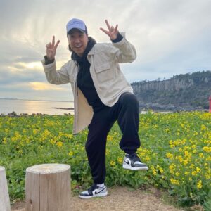 Esteban Ahn Instagram - Feliz año nuevo 🎁 Gracias por otro año y este 2024 nos vamos más SinMi que nunca 🤍