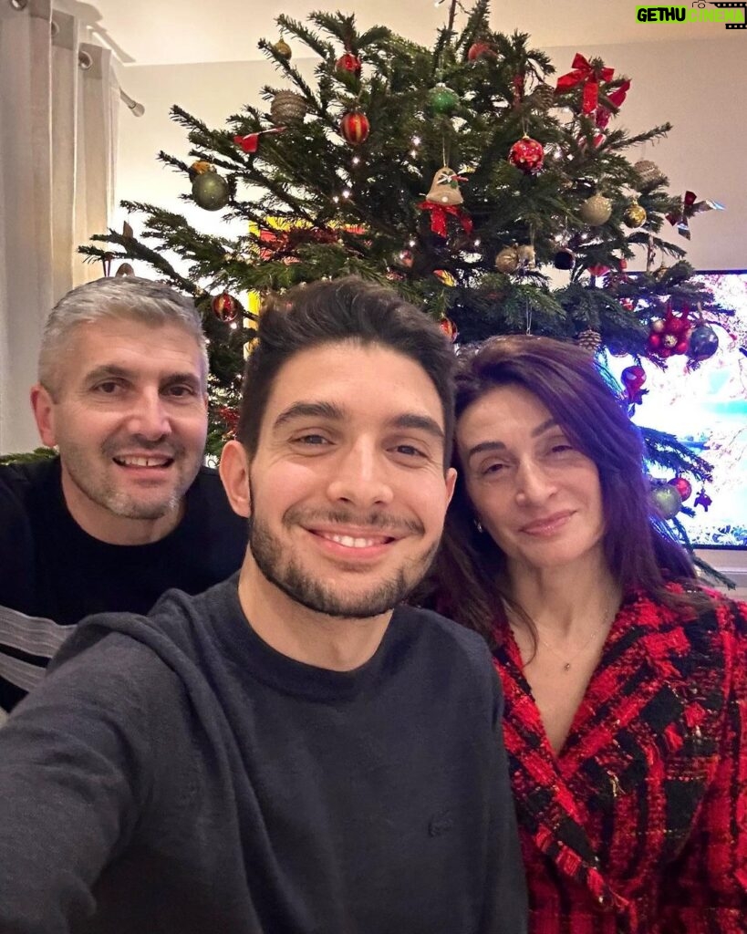 Esteban Ocon Instagram - I’m only a morning person on December 25th. Merry Christmas to everyone celebrating! 🎄😁 Joyeux Noël à tous!