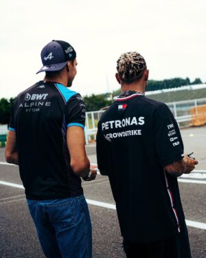 Esteban Ocon Instagram - That was fun 🎮 bringing back memories of when we were kids! thx @lewishamilton 🙏🏼