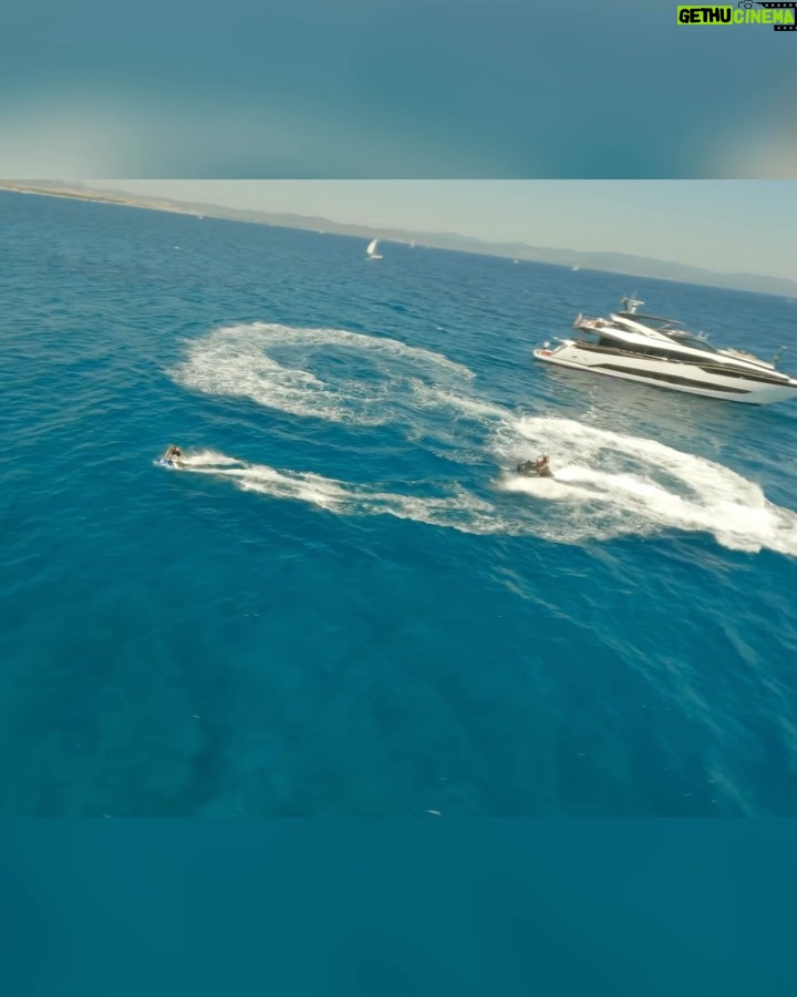 Esteban Ocon Instagram - Lift and Coast🛥️🌊@merosyachtsharing #Oconboard