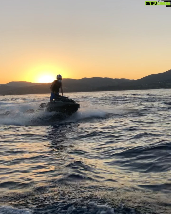 Esteban Ocon Instagram - Lift and Coast🛥️🌊@merosyachtsharing #Oconboard