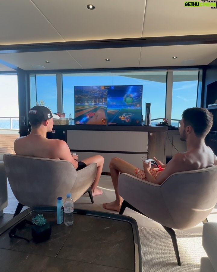 Esteban Ocon Instagram - Lift and Coast🛥️🌊@merosyachtsharing #Oconboard
