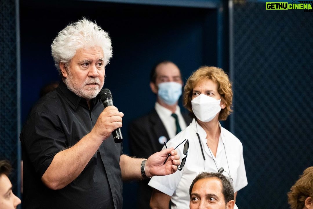 Ethan Hawke Instagram - Never woulda thought I'd get to show our film Blaze at the magical institution that is Cine Doré with the maestro Pedro Almodóvar at my side. Muchas gracias a todos! Ustedes son increíbles! 🇪🇸