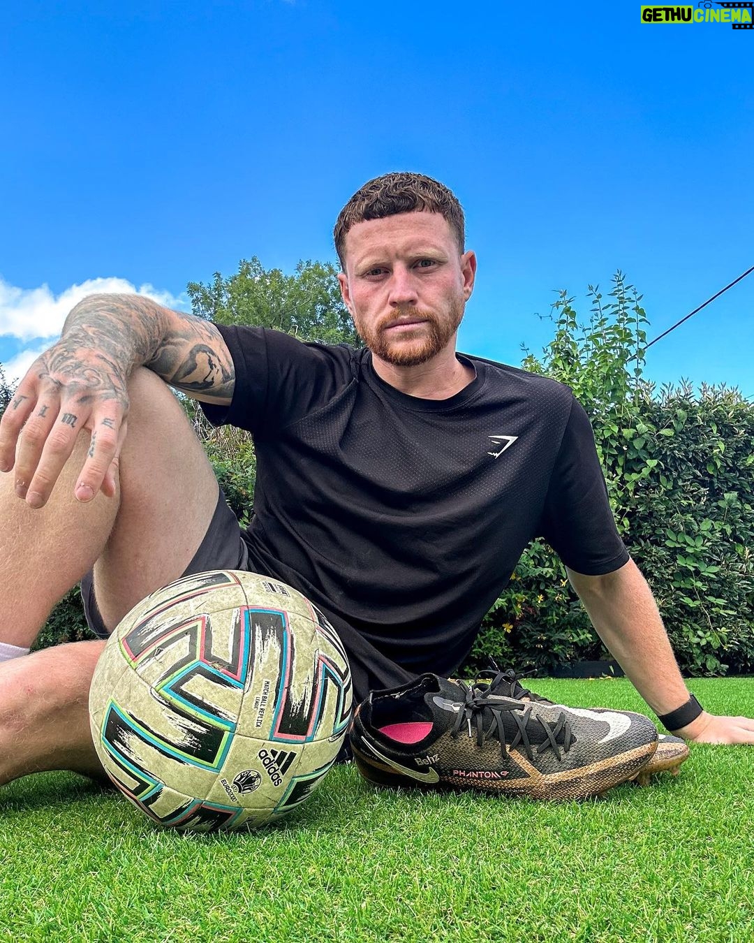 Ethan Payne Instagram - It’s giveaway time! Me & @gymshark are giving away 2 pairs of tickets for the Sidemen Charity Match next weekend and a £500 gift card for each winner. Plus they’re going to donate £1 for every entry to the match charities 👀 Just make sure you do the following to enter: Follow @behzingagram and @Gymshark 👍 Like this post 🏷️ Tag a friend you’d take to the match 📌 Register your entry via the link in Gymshark’s story The competition closes on 3rd September at 18:59, T&C’s apply – check the link in Gymshark’s story for more details. #Ad London, United Kingdom