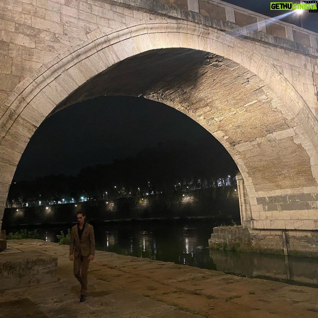 Ethan Torchio Instagram - Mi piacciono le città quando è notte.