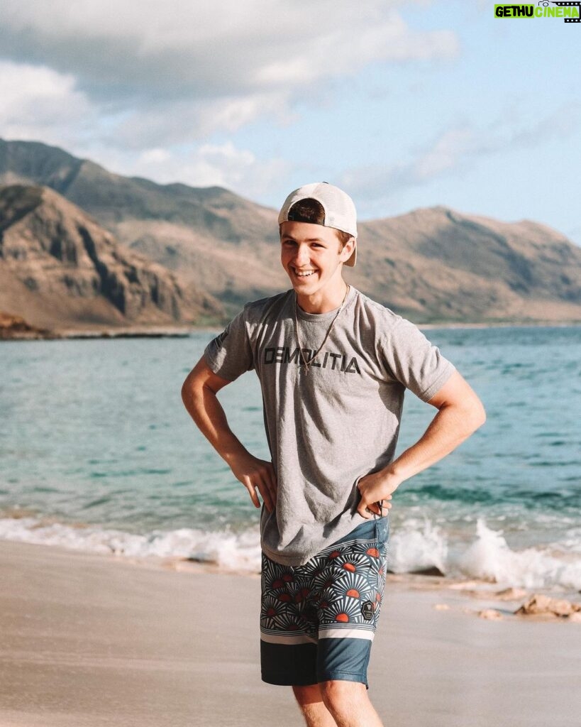 Ethan Wacker Instagram - Can’t believe I get to live here ❤️ Oahu, Hawaii
