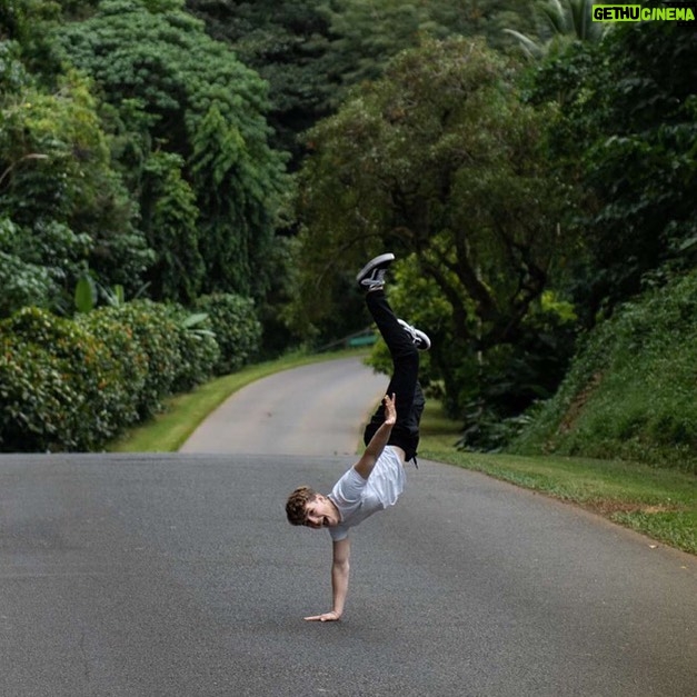 Ethan Wacker Instagram - This is my one handed handstand that I can hold for 3 seconds. You can compliment me now.