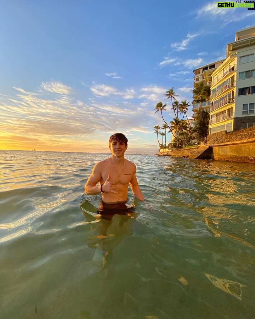 Ethan Wacker Instagram - I love how in Hawaii throwing up shakas every 20 seconds isn’t unusual Oahu, Hawaii