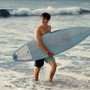 Ethan Wacker Instagram - When in Hawaii, you kinda have to surf 🏄🏼‍♂️. Don’t let these pics fool you tho, I’m so bad at it 😭😂