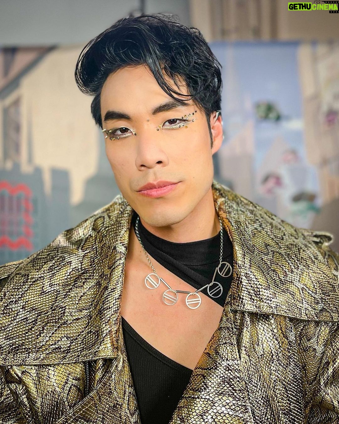 Eugene Lee Yang Instagram - Nimona press day - golden look ✨ *cue jojo’s bizarre adventure OST 🐆 styling by @colinmanderson hair & makeup by @amandawilsonmakeup wearing @helenanthonyofficial necklace by @juliaduff ear cuffs by @atavuscouture
