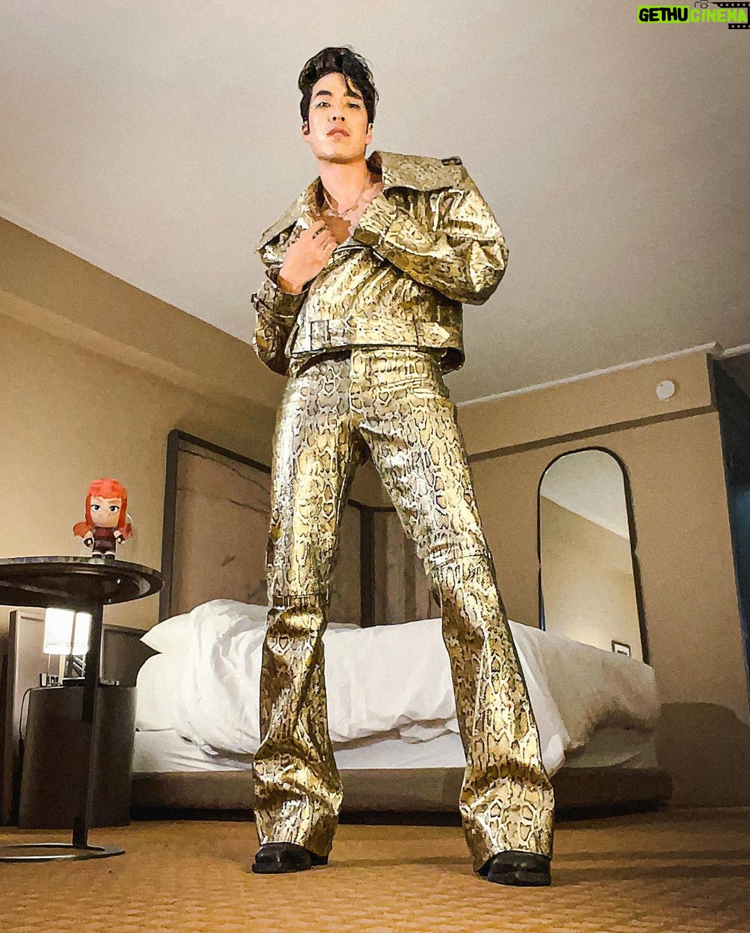 Eugene Lee Yang Instagram - Nimona press day - golden look ✨ *cue jojo’s bizarre adventure OST 🐆 styling by @colinmanderson hair & makeup by @amandawilsonmakeup wearing @helenanthonyofficial necklace by @juliaduff ear cuffs by @atavuscouture