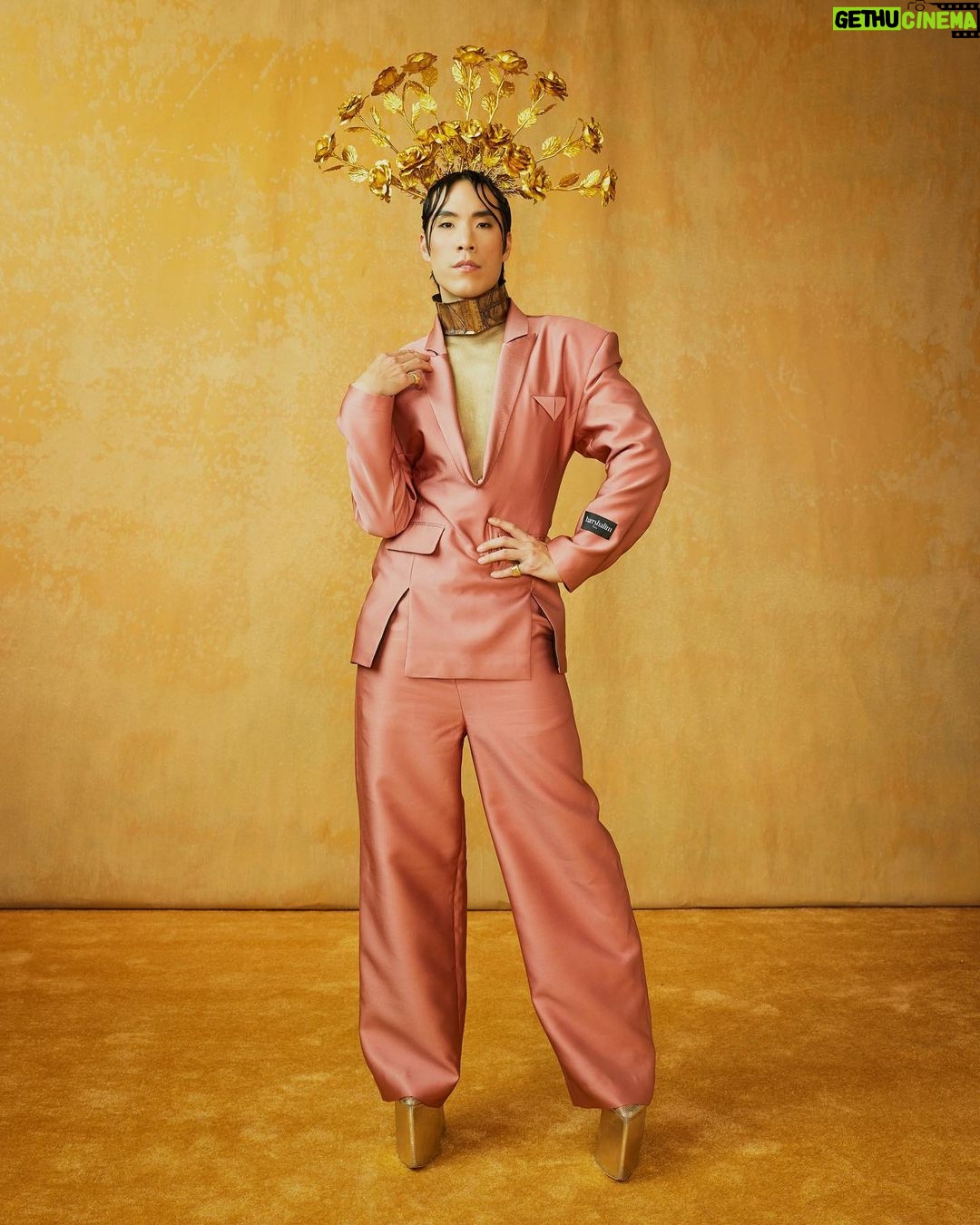 Eugene Lee Yang Instagram - ✨STAY GOLD✨ #goldgala @goldhouseco portraits by @danielseunglee styling by @colinmanderson makeup by @ariannachayleneblean hair by @daviddanggg look & shoes by @houseofharryhalim @harryhalim headpiece by @laureldewitt jewelry by @azitamirjewelry bag by @kristinakofficial