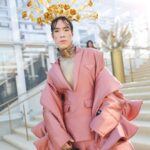 Eugene Lee Yang Instagram - ✨STAY GOLD✨ #goldgala @goldhouseco portraits by @danielseunglee styling by @colinmanderson makeup by @ariannachayleneblean hair by @daviddanggg look & shoes by @houseofharryhalim @harryhalim headpiece by @laureldewitt jewelry by @azitamirjewelry bag by @kristinakofficial