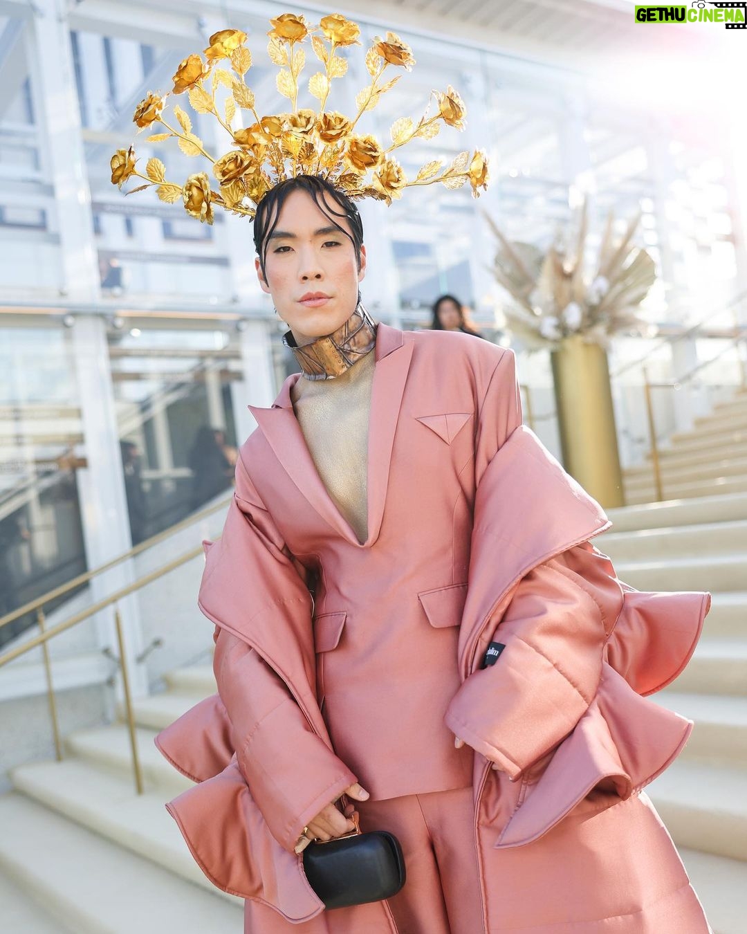 Eugene Lee Yang Instagram - ✨STAY GOLD✨ #goldgala @goldhouseco portraits by @danielseunglee styling by @colinmanderson makeup by @ariannachayleneblean hair by @daviddanggg look & shoes by @houseofharryhalim @harryhalim headpiece by @laureldewitt jewelry by @azitamirjewelry bag by @kristinakofficial