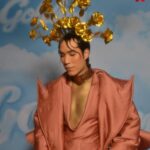 Eugene Lee Yang Instagram - ✨STAY GOLD✨ #goldgala @goldhouseco portraits by @danielseunglee styling by @colinmanderson makeup by @ariannachayleneblean hair by @daviddanggg look & shoes by @houseofharryhalim @harryhalim headpiece by @laureldewitt jewelry by @azitamirjewelry bag by @kristinakofficial