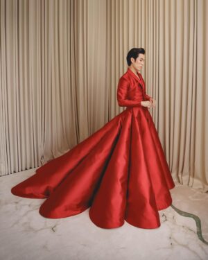 Eugene Lee Yang Instagram - Oscars 🌹

Custom @waltercollection
Styling by @colinmanderson
Hair by @daviddanggg
Makeup by @ariannachayleneblean 
Jewelry by @h.crowne
Shoes by @houseofharryhalim
Photos by @jdrenes