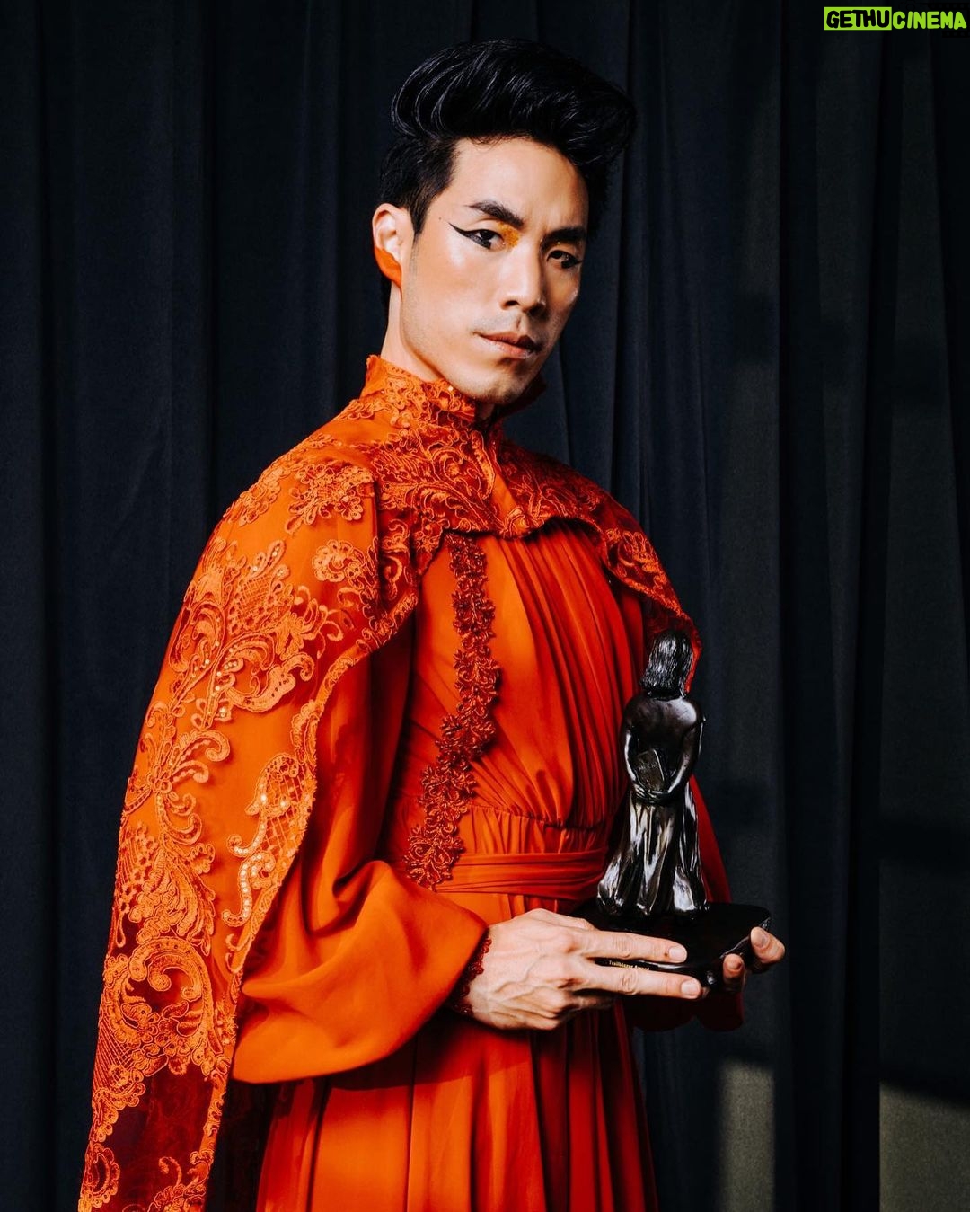 Eugene Lee Yang Instagram - Deeply honored to have received the @koreanamericanstory Trailblazer Award alongside Juju Chang and TOKiMONSTA #KASGala2021 π°π· makeup: @vanmakeupnyc stylist: @kaitlynvitug gown & cape: @stello photographer: @janicekaramchung photo assistant: @joykimjoy New York City, N.Y.