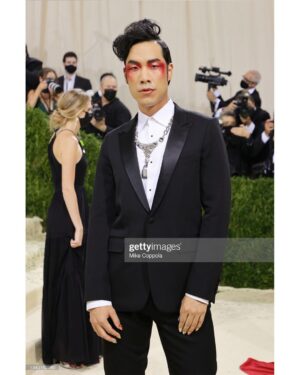 Eugene Lee Yang Instagram - #metgala 
hair by @daviddanggg 
makeup by @vanmakeupnyc 
nails by @sojinails 
necklace by @ericksonbeamon 
vintage tuxedo by @dior @hedislimane 
shoes by @jimmychoo 
special thanks to @derekblasberg @nickbrown @voguemagazine & @metmuseum