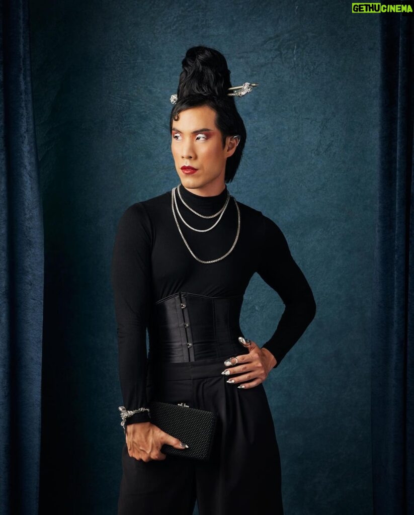 Eugene Lee Yang Instagram - ⛈ dark cloud empress 🕷 #GoldGala✨ @goldhouseco Styling by @colinmanderson Hair by @daviddanggg Makeup by @ariannachayleneblean Wearing @bad_binch_tongtong Face Piece, Nails, & Ear Cuffs by @atavuscouture Clutch by @judithleiberny Bracelet lent from @michelleblackdesign Styling products from @ogx_beauty Photos by @danielseunglee