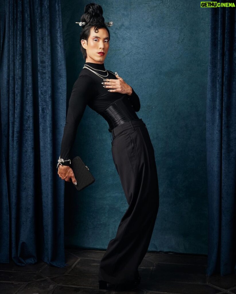 Eugene Lee Yang Instagram - ⛈ dark cloud empress 🕷 #GoldGala✨ @goldhouseco Styling by @colinmanderson Hair by @daviddanggg Makeup by @ariannachayleneblean Wearing @bad_binch_tongtong Face Piece, Nails, & Ear Cuffs by @atavuscouture Clutch by @judithleiberny Bracelet lent from @michelleblackdesign Styling products from @ogx_beauty Photos by @danielseunglee