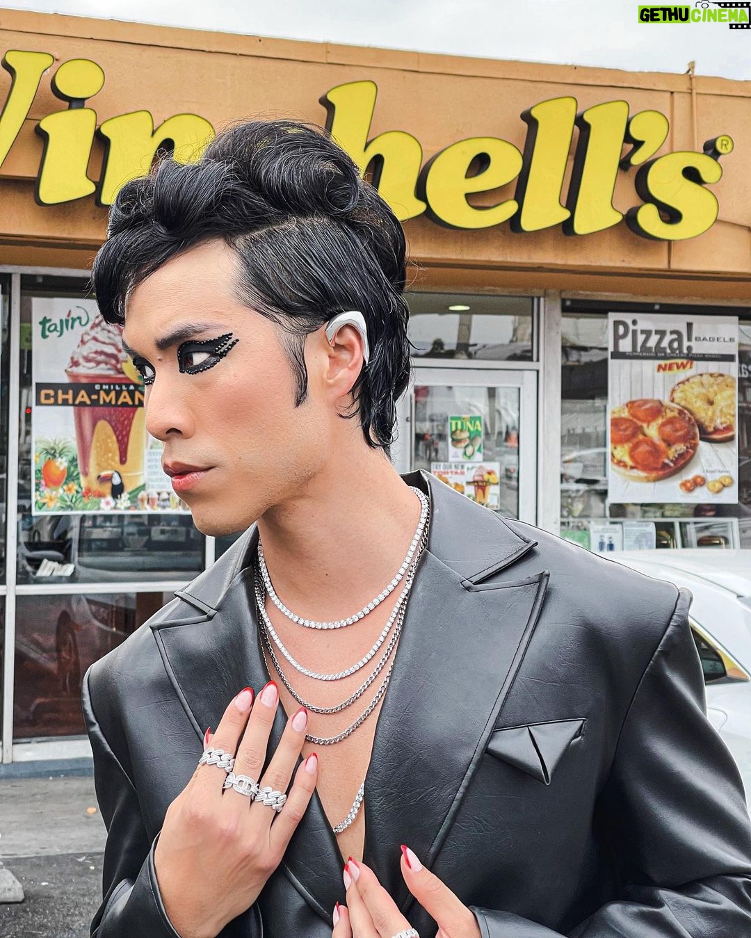 Eugene Lee Yang Instagram - gayer and prouder than ever π€ π³οΈβπ #GLAADawards π³οΈββ§οΈ Styling: @colinmanderson Hair: @daviddanggg Makeup: @ariannachayleneblean Makeup Asst.: @marykendallll Suit: @harryhalim_paris Diamonds: @h.crowne Ear Cuffs: @atavuscouture Shoes: @sunnisunnistudio Makeup provided by @thecremeshop Skincare by @peachandlily